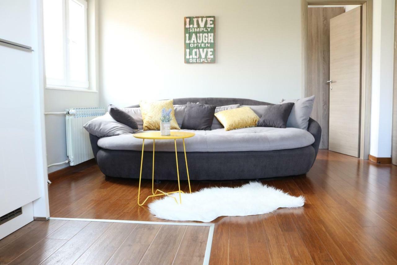 Apartments Ela โตรกีร์ ภายนอก รูปภาพ